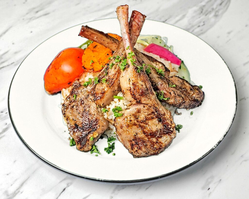 Grilled lamb chops with vegetables